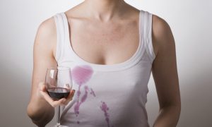 Как быстро убрать пятна от вина?